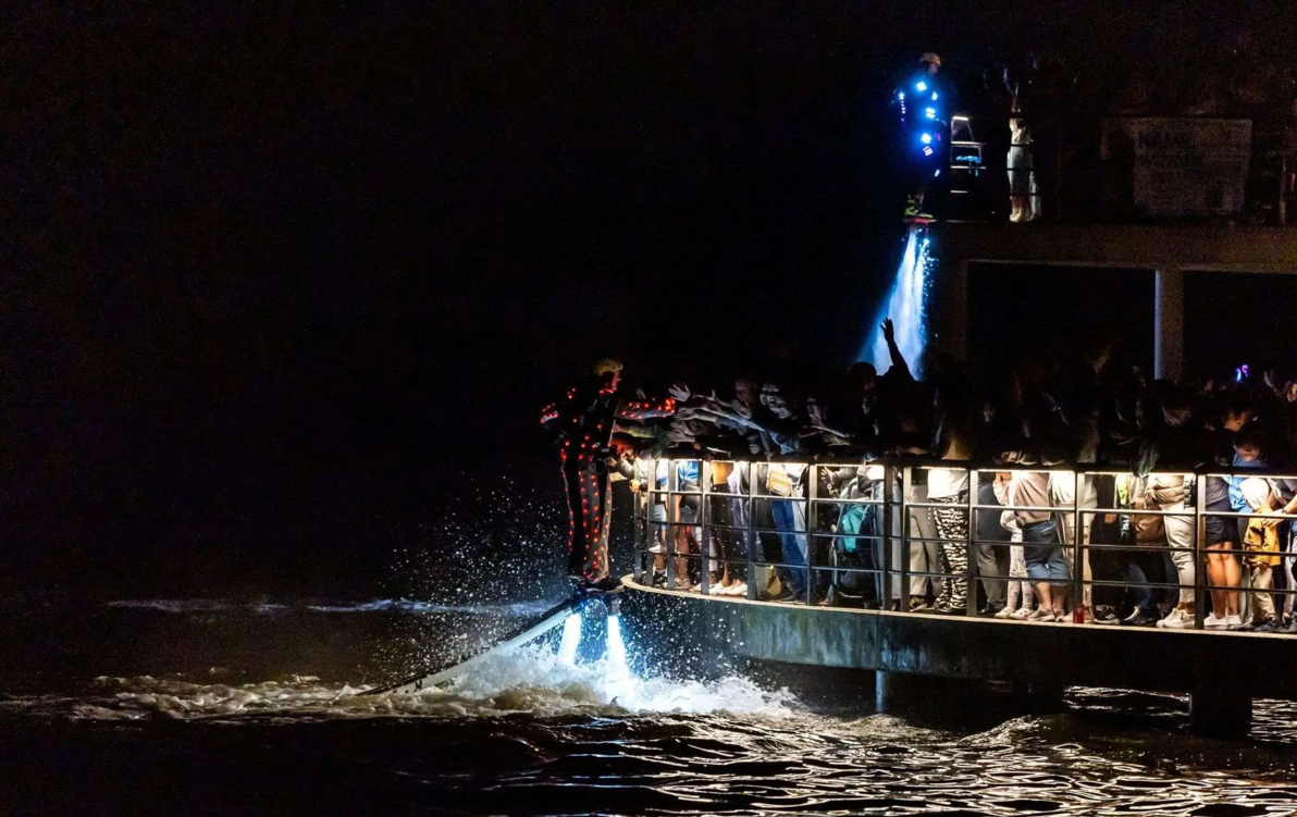 aktualność: Loty balonów i pokaz Flyboardów koło Zamku. Sobota z Festiwalem Balonowym
