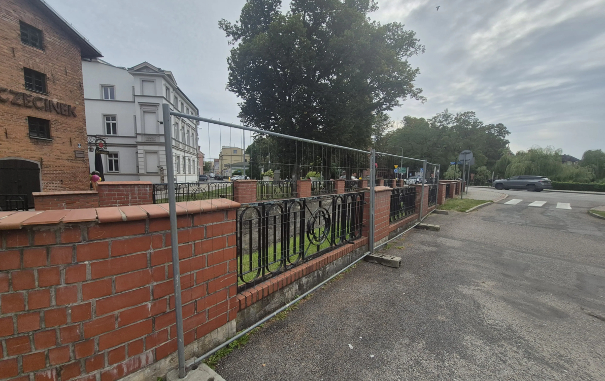 aktualność: Renowacja balustrad nad Niezdobną. Apel do przechodniów 