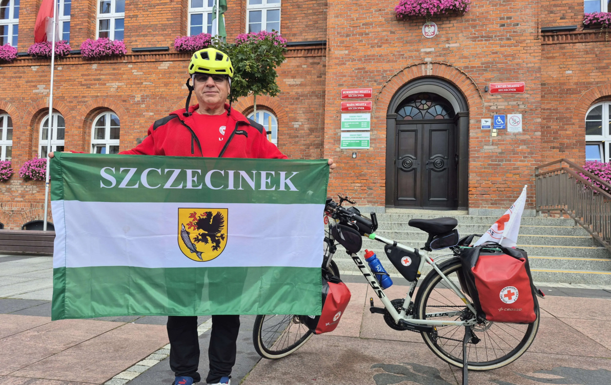 aktualność: Na rowerze przez Polskę w szczytnym celu. Zajechał i do Szczecinka